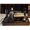 Image 5 : Singer Sewing Machine w/ Key & accessories