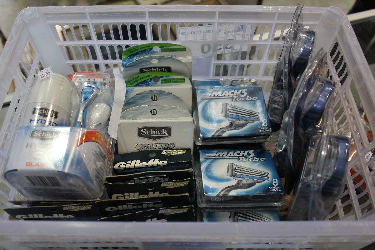 BOX OF DISPOSABLE RAZORS