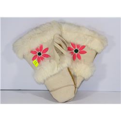 PAIR OF NATIVE STYLE MITTENS