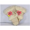 Image 1 : PAIR OF NATIVE STYLE MITTENS