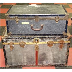 TWO VINTAGE STORAGE TRUNKS