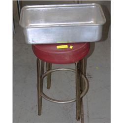 STOOL AND 1-1/2 SIZE ROAST PAN