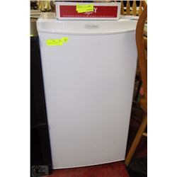 DANBY DIPLOMAT WHITE BAR FRIDGE MODEL DCR033W