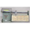 Image 1 : VINTAGE TRINER SCALE