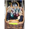 Image 1 : NEW AVON BASKET WITH 10 SHOWER GEL 6 TALC,4 BLACK