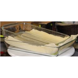 LOT OF 2 PYREX GLASS BAKING PANS