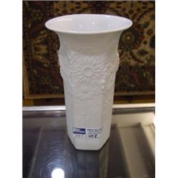 KAISER GERMAN PORCELAIN VASE #22/490