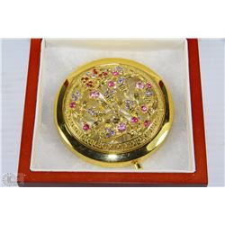 VINTAGE MASCOT POWDER COMPACT MIRROR WIH GEM