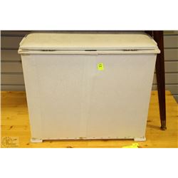 1970'S ROCKLAND ROYAL HAMPER 21"X17"X12"