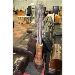 STRAW VASE WITH DECORATIVE GRASS