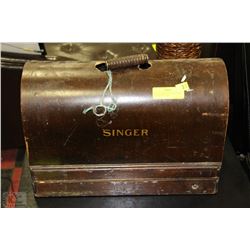 ANTIQUE SINGER SEWING MACHINE WITH HARDCASE AND