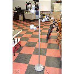 MULTI-DIRECTIONAL 3 LIGHT FLOOR LAMP