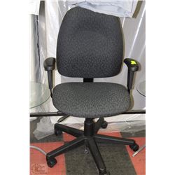 BLACK SWIVEL OFFICE CHAIR