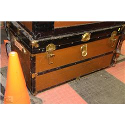 VINTAGE TRUNK ON CHOICE