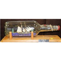 SHIP IN BOTTLE SWEDISH BAY " BULL" CIRCA 1800