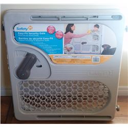 NEW SAFETY 1ST BABY/PET LOCKING GATE