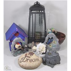 BOX OF GARDEN DÉCOR - GNOMES,