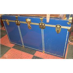 BLUE STEAMER TRUNK WITH BLANKET INSERT AND TRAY