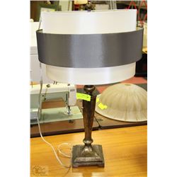 RETRO LOOKING TABLE LAMP WITH BULBS