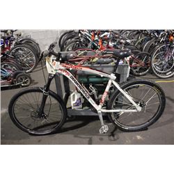 WHITE DIAMONDBACK 21 SPEED FRONT SUSPENSION FULL DISC BRAKES MOUNTAIN BIKE