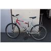 Image 2 : 2 BIKES: GREY INFINITY FULL SUSPENSION MOUNTAIN BIKE & GREEN ROCKLINE HYBRID BIKE