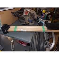 NEW WINDOW SCRAPER/BRUSH - 4 TTL