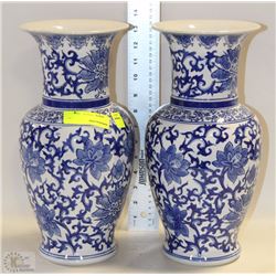 PAIR OF BLUE AND WHITE CHINESES VASES
