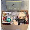 Image 1 : BOX WITH XMAS DECORATIONS