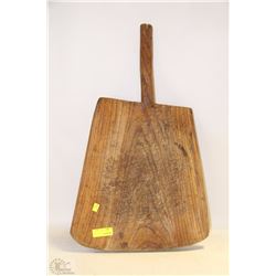 WOODEN HANDLE CUTTING BOARD