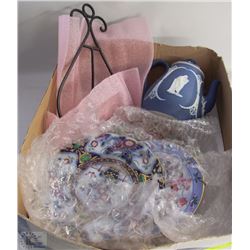 BOX W/3 COLLECTIBLE PLATES, PLATE STAND &