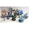Image 1 : FLAT WITH 10 DOLPHIN FIGURINES AND SNOWGLOBES