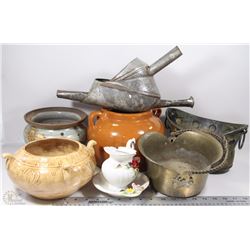 BOX OF CERAMIC POTTERY, METAL BASKETS