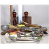 Image 1 : FLAT OF ASSORTED WOODEN/STEEL UTENSILS