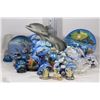 Image 1 : FLAT OF ASSORTED DOLPHIN ORNAMENTS AND PLATES