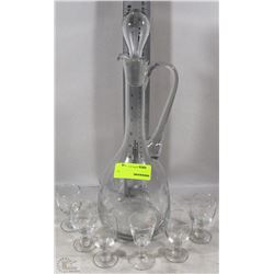BOX WITH GLASS DECANTER AND 5 MATCHING GLASSES
