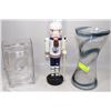 Image 1 : LOT WITH 2 GLASS VASES AND WOODEN OILERS SOUVENIR