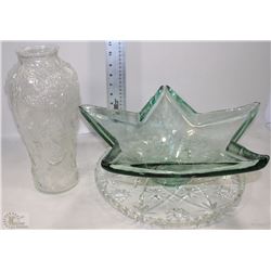 FLAT WITH LARGE GLASS VASE, ROUND SERVING PLATE,