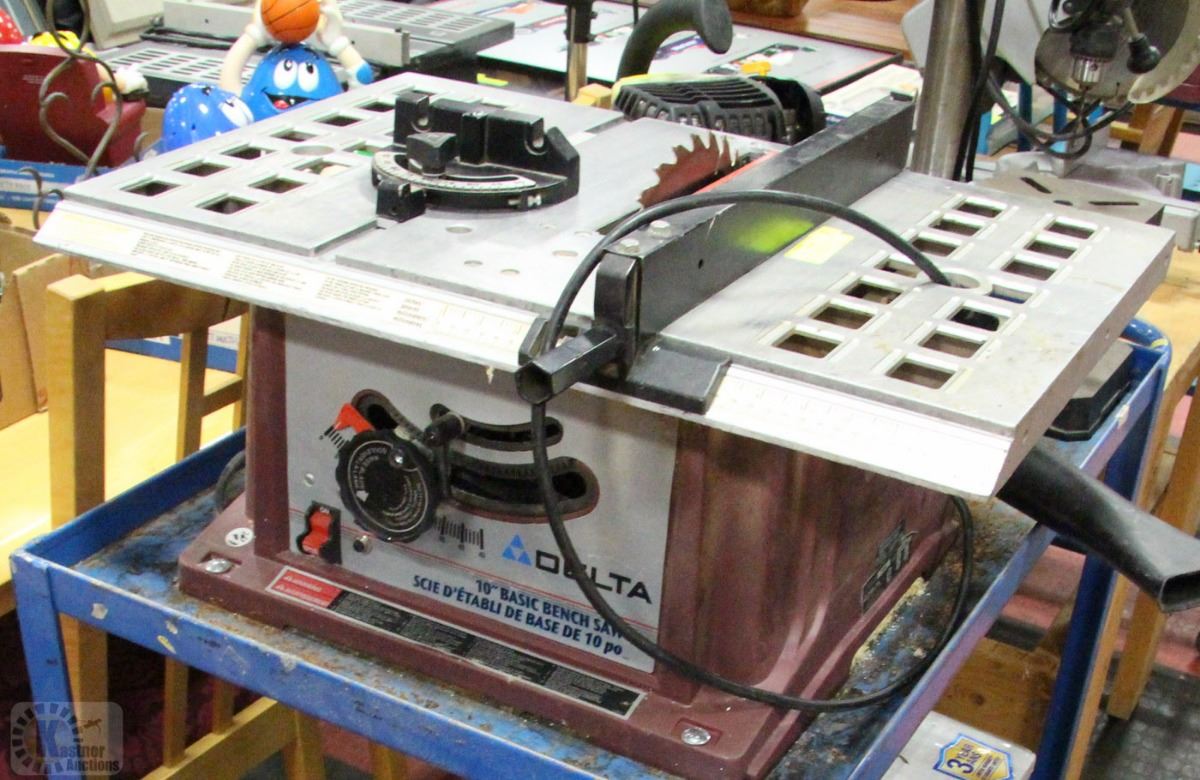 Delta 10 Basic Bench Saw With Shop Cart On Wheels