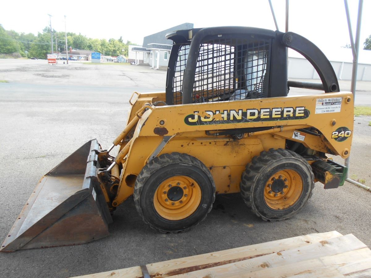 JOHN DEERE Skid Steer 240 w Bucket