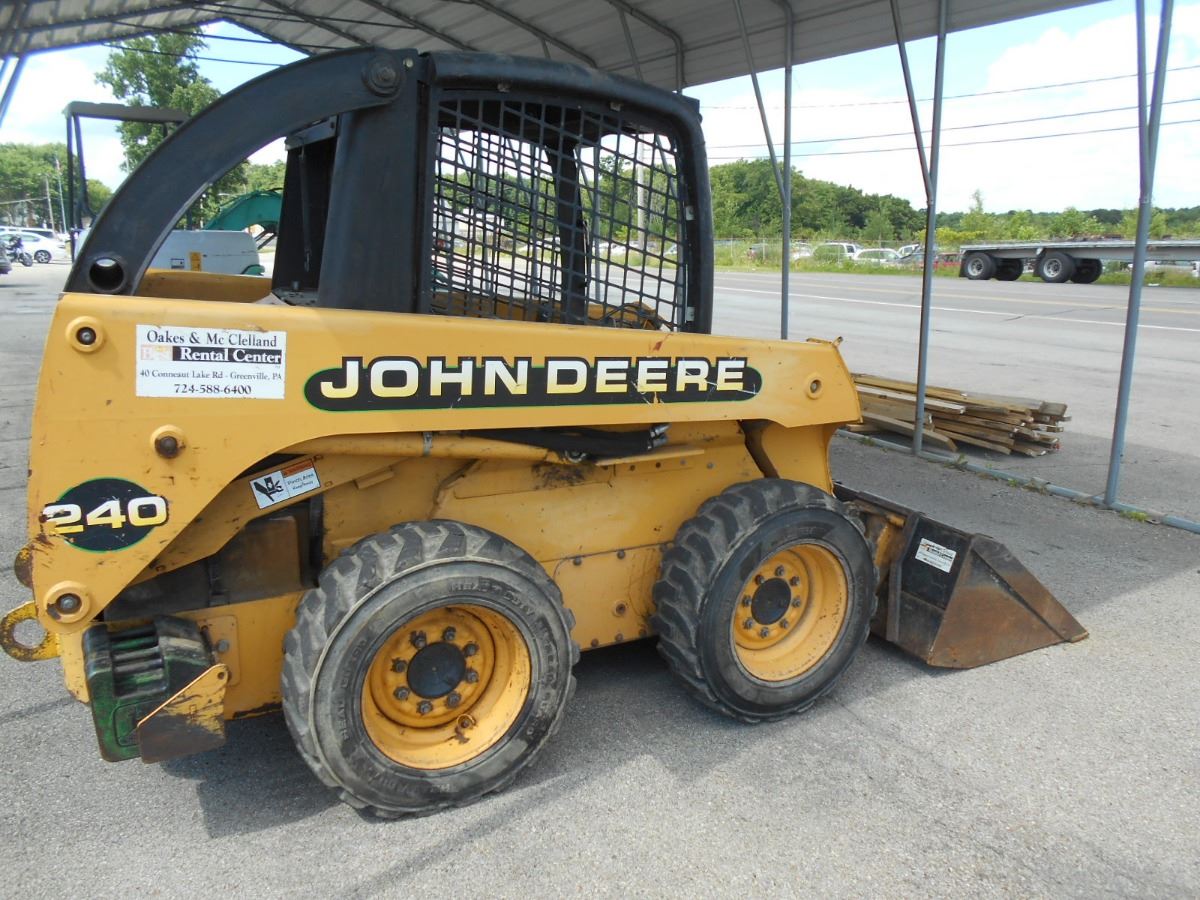 JOHN DEERE Skid Steer 240 w Bucket