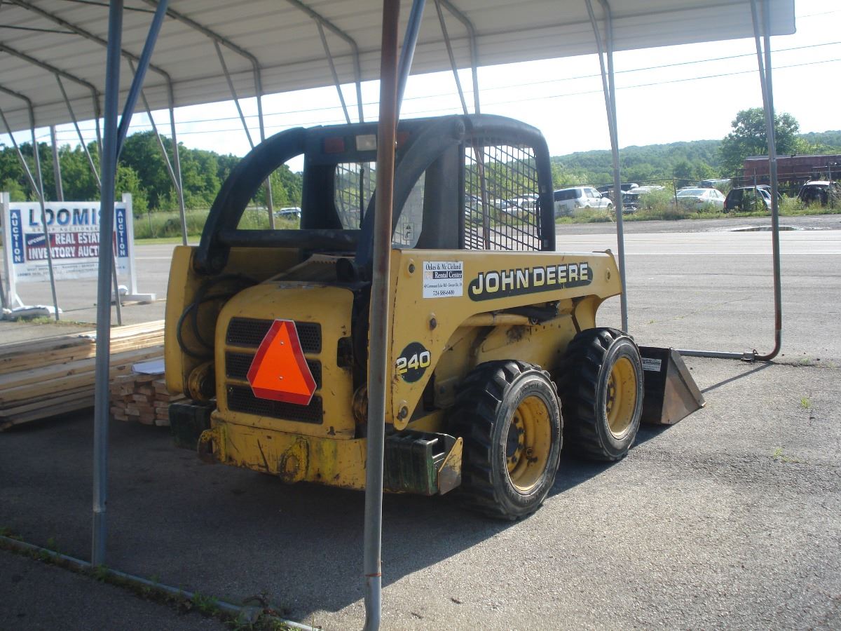 JOHN DEERE Skid Steer 240 w Bucket