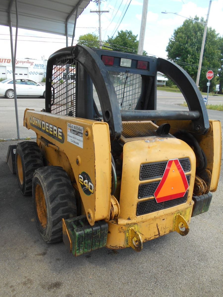 JOHN DEERE Skid Steer 240 w Bucket