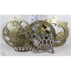 FLAT OF BRASS & METAL TRIVETS