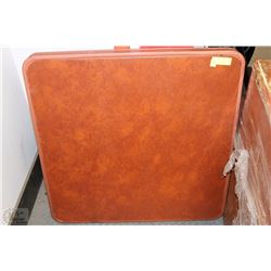 CARD TABLE WITH FOLDING LEGS 30"X30"