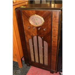 ANTIQUE FLOOR MODEL RADIO