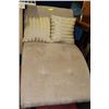 Image 1 : MICROFIBRE LOUNGE CHAIR WITH 2 THROW CUSHIONS