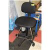 Image 1 : BLACK HYDRAULIC OFFICE CHAIR ON CASTORS