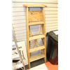 Image 1 : 5' WOODEN STEP LADDER