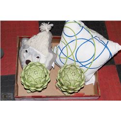 2 NEW  ARTICHOKE FINIALS AND 2 NEW CUSHIONS