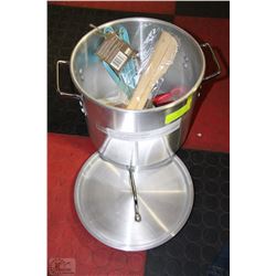 BRAND NEW ITEMS INCL. STOCK POT, 2 KNIVES,2 SALAD